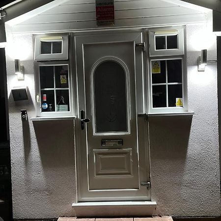 Comfortable Single Bedroom With Free On Site Parking Kingston upon Thames  Exterior photo