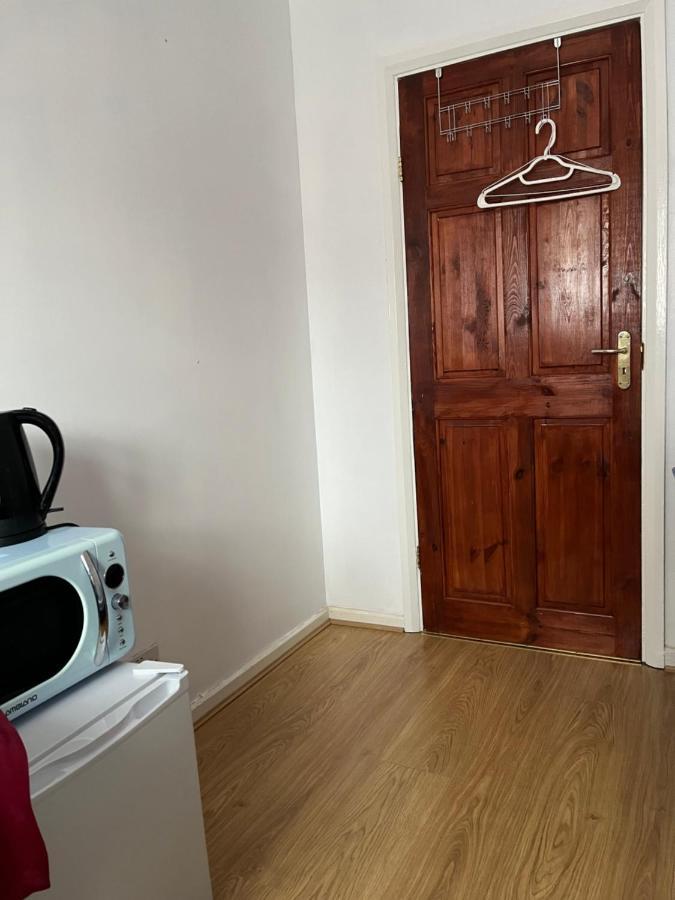 Comfortable Single Bedroom With Free On Site Parking Kingston upon Thames  Exterior photo