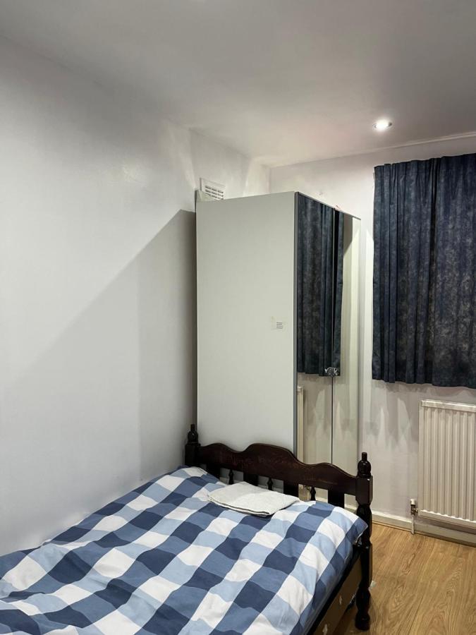 Comfortable Single Bedroom With Free On Site Parking Kingston upon Thames  Exterior photo